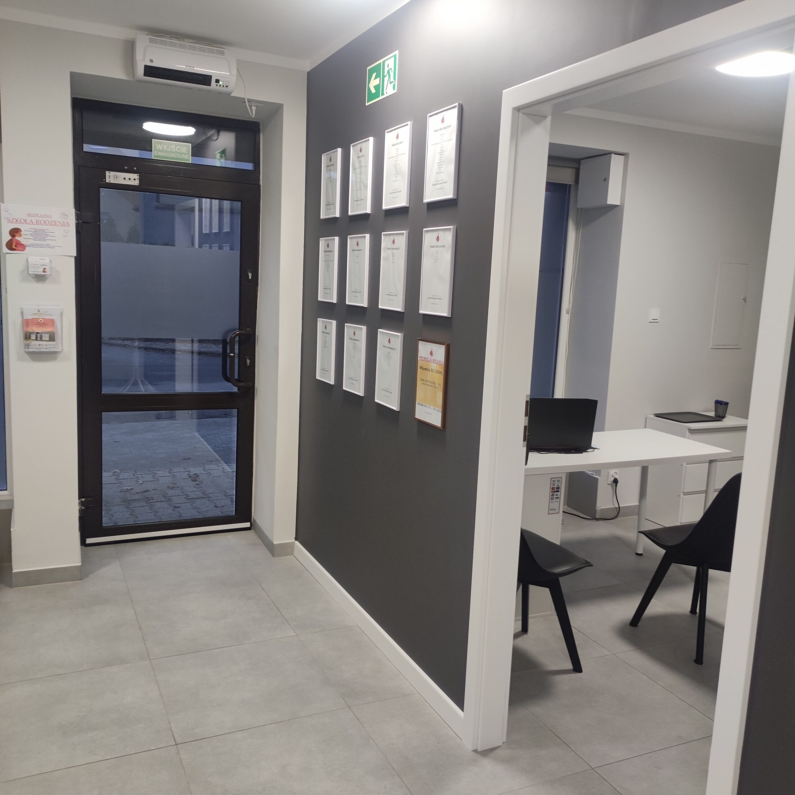 Zdjęcie z pakietami na ścianie